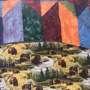 Source Unknown Wildlife Bear & Reverse Side Geometrical Print Quilt / Queen